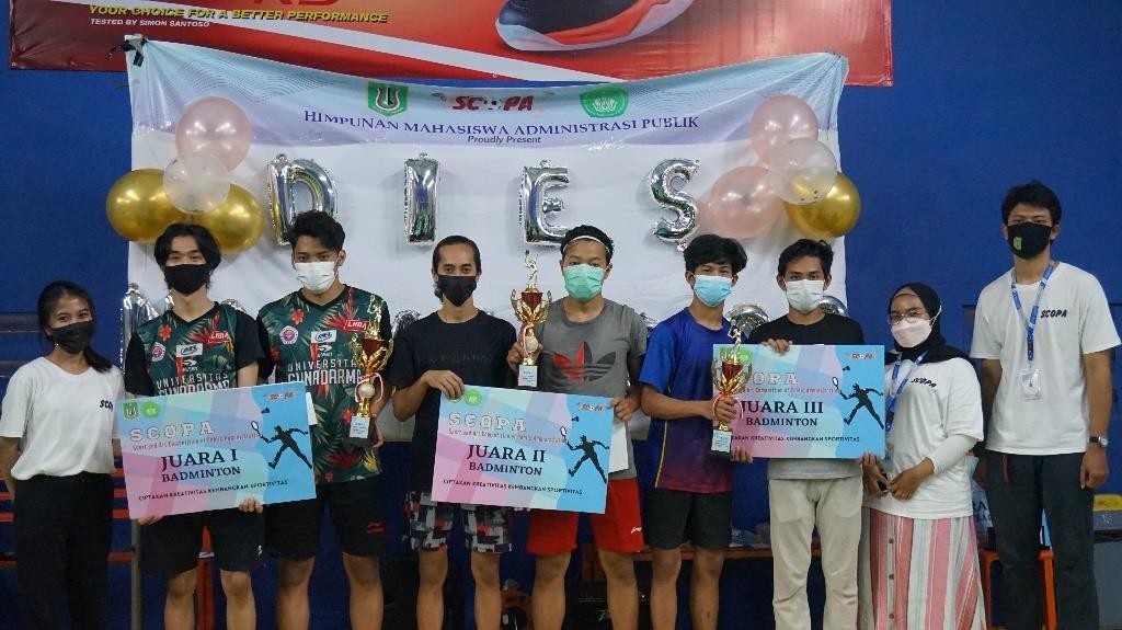 Pemberian hadiah kejuaran kategori Turnamen Badminton