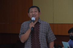 Kepala Biro Administrasi Sumber Daya Manusia Dr. Edi Sugiono, S.E., M.M. saat memberikan pengarahan kepada dosen