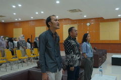 Menyanyikan lagu Indonesia Raya dalam pembukaan seleksi wawancara KIPK oleh Biro Kemahasiswaan, di Aula Blok I lantai IV Unas, 22-23 Agustus 2023.
