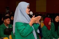Mahasiswa memberikan pertanyaan kepada narasumber pada acara Seminar Akuntansi Syariah “Peran Akuntansi Syariah Dalam Era Industri 4.0” Di Auditorium blok 1 lantai 4, Senin (8/4)