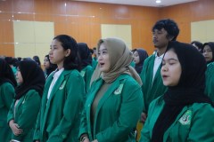 Menyanyikan lagu Indonesia Raya dan Mars Unas dalam pembukaan kegiatan Seminar Campus Roadshow MULA Learning Center bekerja sama dengan UPT Inkubator Wirausaha Mandiri Unas, di Aula Blok I Lantai IV, Kamis, 19 Oktober 2023.