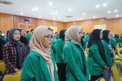 Menyanyikan lagu Indonesia Raya dan Mars Unas dalam pembukaan kegiatan Seminar Campus Roadshow MULA Learning Center bekerja sama dengan UPT Inkubator Wirausaha Mandiri Unas, di Aula Blok I Lantai IV, Kamis, 19 Oktober 2023.