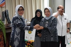 Manajer Umum dan Kesekretariatan Indonesia Power Aryati (kiri) menerima cinderamata dari Ketua Panitia Dr. Harini Nurcahya Mariandayani, M.Si (kanan)