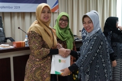 Ketua Panitia Dr. Harini Nurcahya Mariandayani, M.Si (kanan) memberikan cinderamata kepada perwakilan Indonesia power