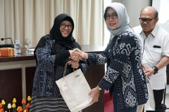 Kepala LPPM UNAS Dr. Ir. Nonon Saribanon, M.Si. (kiri) menerima cinderamata dari Manajer Umum dan Kesekretariatan Indonesia Power Aryati (kanan)