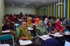 Para peserta seminar yang terdiri dari dosen, mahasiswa dan siswa Sma