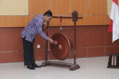 Dekan Fakultas Teknik dan Sains Basori, S.T., M.T.  membuka seminar  nasional "Internet Of Things For Industrial Revolution 4.0 " secara simbolis dengan pemukulan gong, di Auditorium Blok 1 lantai 4 UNAS, Jakarta, Kamis (4/4)