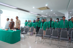 Menyanyikan lagu Indonesia Raya pada pembukaan Seminar Hasil Penelitian dan Pengabdian Masyarakat Mahasiswa FISIP