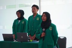 Menyanyikan lagu Indonesia Raya pada pembukaan Seminar Hasil Penelitian dan Pengabdian Masyarakat Mahasiswa FISIP