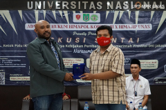 Pemberian cinderamata kepada narasumber/Dosen Ilmu Politik Universitas Kristen Indonesia F.X. Gian Tue Mali, S.I.Kom., M.Si. (kiri)