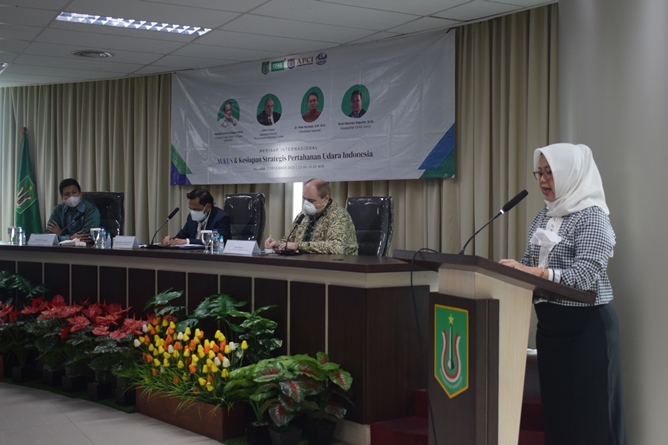 Dekan FISIP Unas, Dr. Erna Ermawati Chotim, M.Si. sedang memberikan sambutannya dalam Seminar Internasional "AUKUS dan Kesiapan Strategis Pertahanan Udara Indonesia" yang diselenggarakan oleh Center for Australian Studies (CFAS) Unas bekerja sama dengan program studi Hubungan Internasional FISIP Unas, pada Selasa, 7 Desember 2021.