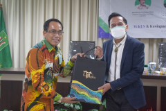 Pemberian souvenir dalam Seminar Internasional "AUKUS dan Kesiapan Strategis Pertahanan Udara Indonesia" yang diselenggarakan oleh Center for Australian Studies (CFAS) Unas bekerja sama dengan program studi Hubungan Internasional FISIP Unas, pada Selasa, 7 Desember 2021.