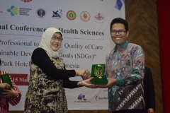 Dr. Retno Widowati, M.Si.- Dekan Fakultas Ilmu Kesehatan Universitas Nasional, memberikan penghargaan kepada Pungkas Bajuri Ali.,Sp.MS.,P.hD Direktur Kesehatan dan Gizi Badan Perencanaan dan Pembangunan Nasional (BAPPENAS) sebagai pembicara pada acara Internasional Confrence On Health Sciences (ICHS) di Jakarta,(14/3)