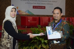 Wakil Dekan FIKES, Rukmaini, SST., M.Keb memberikan hadiah kepada peserta yang menjadi pemenang the best poster pada acara seminar internasional FIKES UNAS 2019, di Jakarta, (14/3)