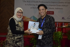Dekan FIKES UNAS Dr. Retno Widowati M.Si memberikan hadiah kepada pemenang the best presentation dari Universitas Diponegoro pada acara seminar internasional FIKES UNAS 2019, di Jakarta, (14/3)