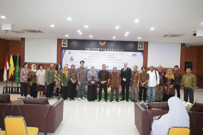 Foto bersama seluruh narasumber dan panitia setelah seminar internasional "Democracy and Development in Indonesia" selesai dilaksanakan