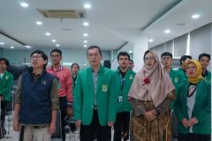 Menyanyikan lagu Indonesia Raya dan Mars Unas dalam kegiatan Seminar Jurnalistik HIMAGRO 2024, di Ruang Rapat Seminar Selasar Blok 1 Lt.3, Rabu, 3 Januari 2024.