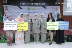 Foto bersama setelah penyerahan hadiah kepada pemenang kompetisi menyanyi yang diadakan oleh fakultas ilmu kesehatan unas