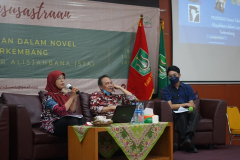 Presentasi materi oleh narasumber Wakil Dekan FBS Unas, Fairuz, M.Hum.