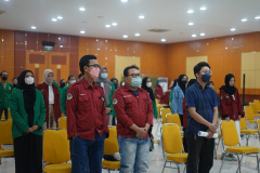Menyanyikan lagu Indonesia Raya dalam pembukaan seminar Kesusastraan