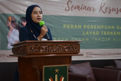 Sambutan Sekretaris Prodi Sastra Indonesia, Kurnia Rachmawati, S.S., M.A. dalam pembukaan seminar