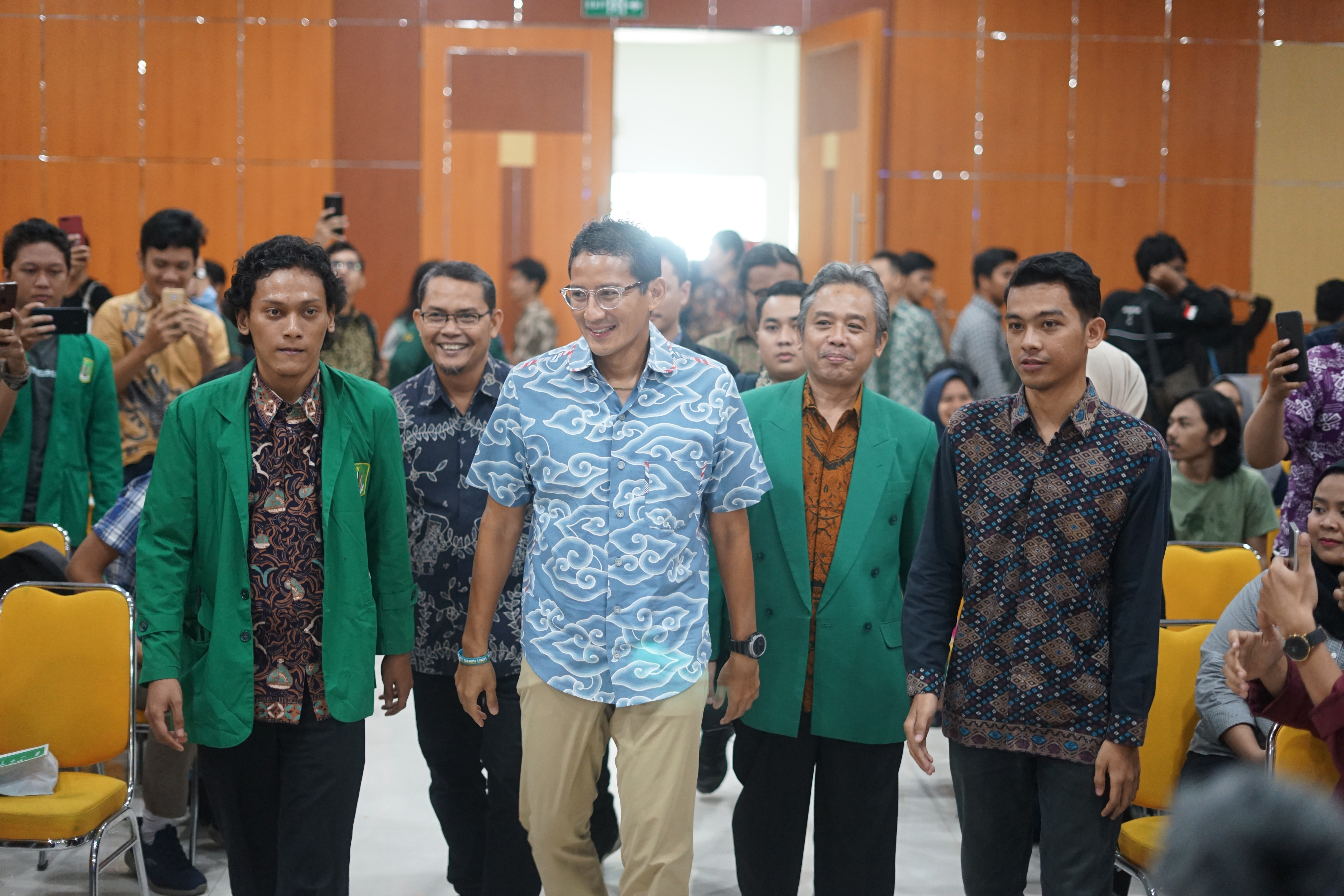 Sandiago Uno (tengah) berjalan menuju tempat seminar Kewirausahaan Nasional ISMPI yang bertempat di Aula lantai 4 Universitas Nasional di Jakarta (10/7).