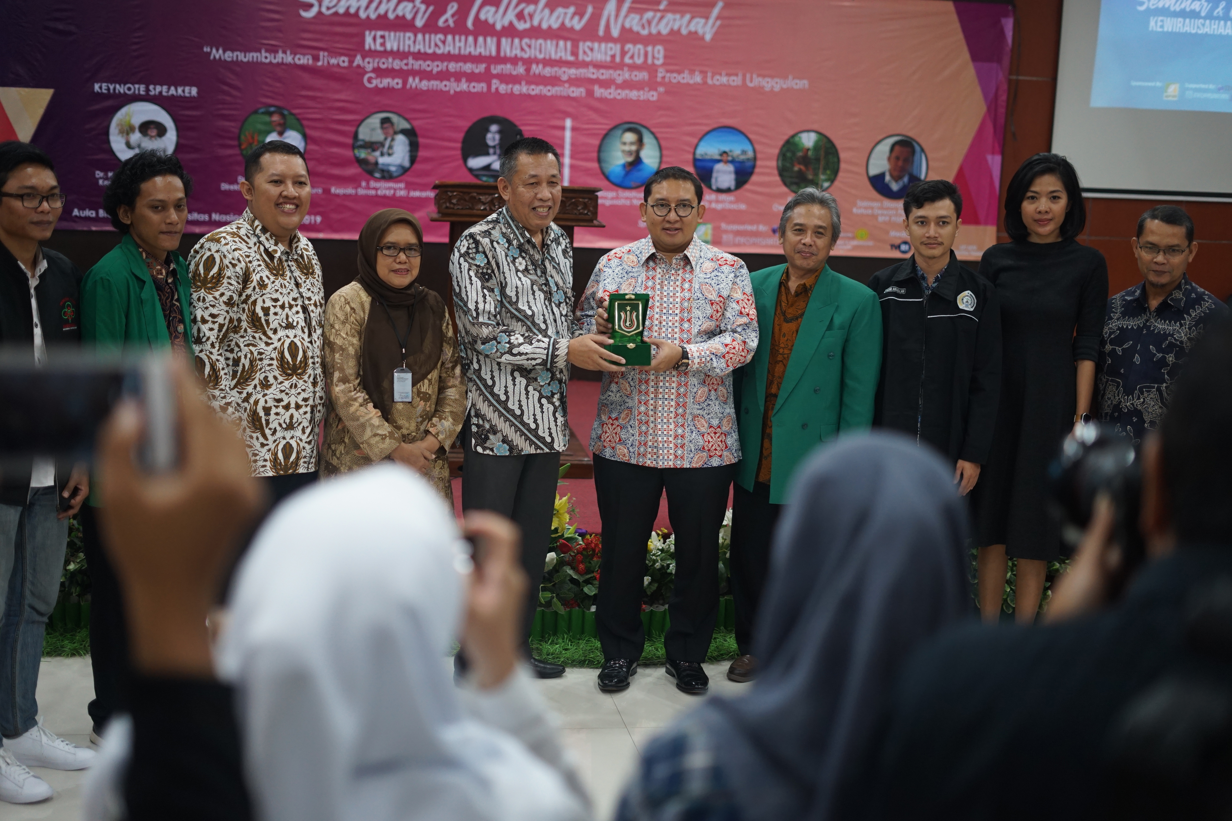 Faldi Zon Ketua Umum DPN HKTI menerima plakat dari Universitas Nasional yang diberikan oleh Dr. Drs. Zainul Djumadin, M.Si,Wakil Rektor Bidang Kemahasiswaan setelah menjadi pembicara diacara seminar Kewiraushaan Nasional ISMPI di kampus UNAS Pasar Minggu Jakarta Selatan (10/7).