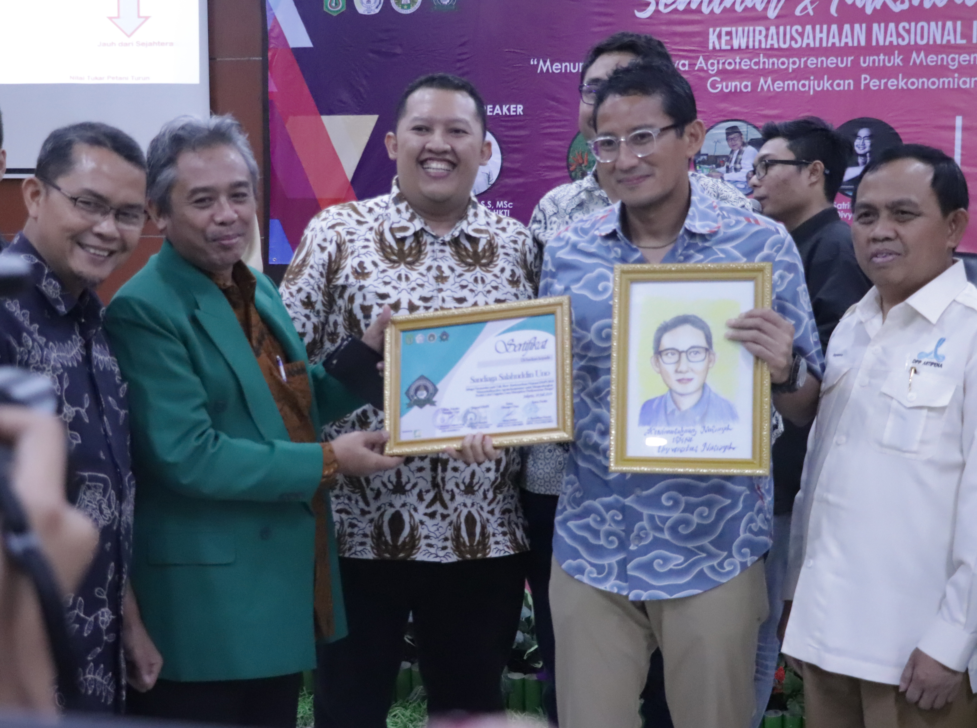 Sandiaga Uno menerima sertitikat dan karikartur dari Dekan Fakultas Pertanian Universitas Nasional Ir. Inkorena G.S. Sukartono, M.Agr setelah memnjadi pembicara diacara Kewirausahaan Nasional ISMPI di Kampus Unas Pasar Minggu Jakarta Selatan (10/7).