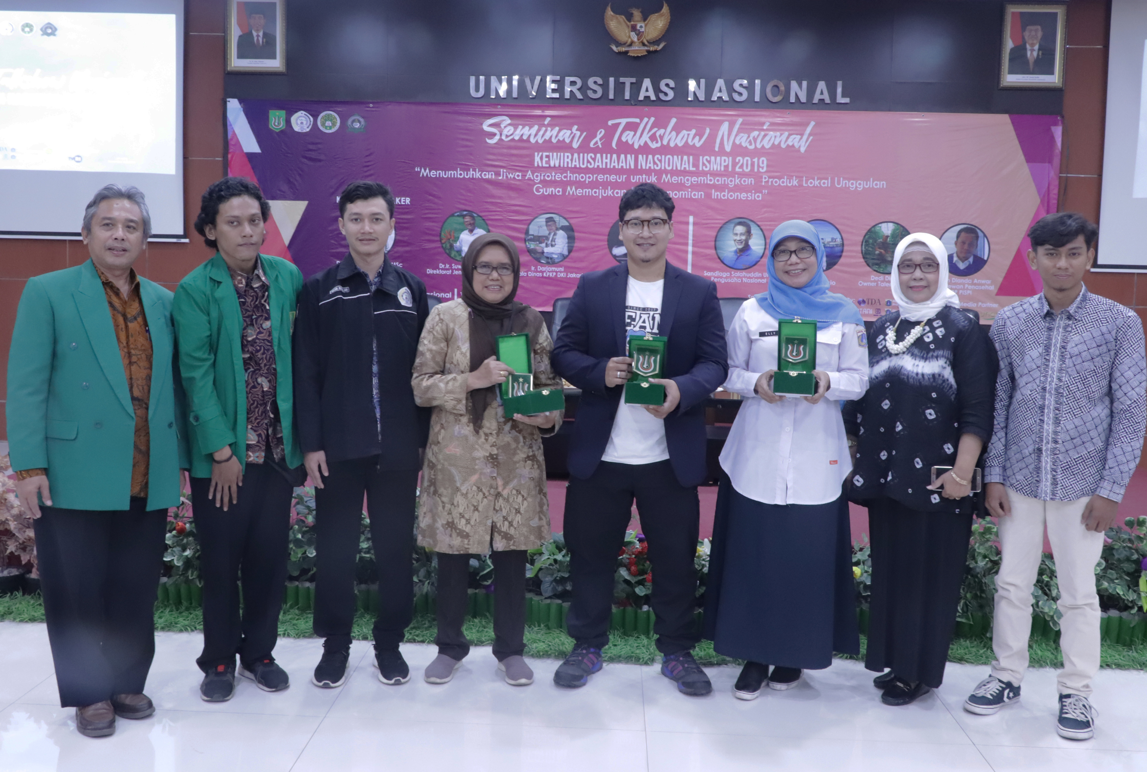 Para pembicara sesi pertama diacara Kewirausahaan Nasional ISMPI menerima plekat di Unas Pasar Minggu Jakarta, (10/7).