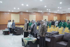 Menyanyikan lagu Indonesia Raya dalam pembukaan kegiatan Seminar Kewirausahaan, di Aula Blok I lantai IV Unas, Selasa, 16 Januari 2024. 