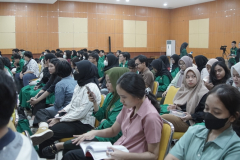 Para mahasiswa dalam kegiatan Seminar Kewirausahaan, di Aula Blok I lantai IV Unas, Selasa, 16 Januari 2024. 