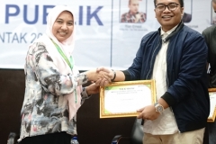 Wakil Dekan Fakultas Hukum Ummu Salamah, S.Ag., M.A. (kiri) memberikan sertifikat kepada Tim BPN Prabowo-Sandi Kawendra (kanan) sebagai pembicara