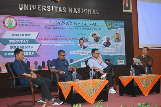 moderator dan para pembicara, pada seminar nasional commweeks HIMAKOM, di Aula UNAS, Rabu (24-4).