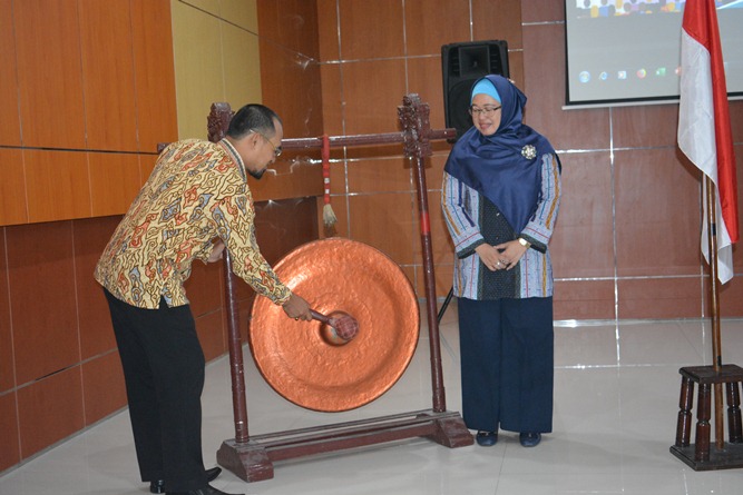 pembukaan seminar dilakukan oleh Wadek Kemahasiswaan (kiri) didampingi dengan Kepala Prodi Ilmu Komunikasi (kanan), pada seminar nasional commweeks HIMAKOM, di Aula UNAS, Rabu (24-4).