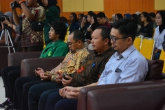 para pembicara sedang membaca doa, pada seminar nasional commweeks HIMAKOM, di Aula UNAS, Rabu (24-4).