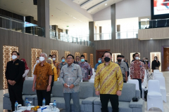 Menyanyikan lagu Indonesia Raya dalam pembukaan seminar