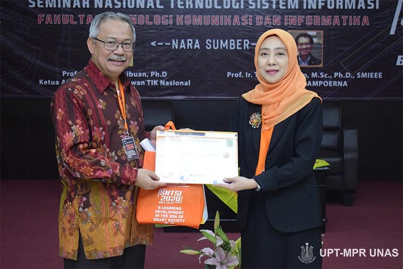 Wakil Dekan FTKI Dr. Septi Andryana, S.Kom. MMSI. (kanan) memberikan sertifikat kepada narasumber Ketua Atikom Pusat/ Dewan TIK Nasional Prof. Zainal A. Hasibuan, Ph.D (kiri)