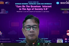 Moderator Agus Iskandar, S.Kom., M.Kom sedang memimpin jalannya sesi diskusi dalam kegiatan seminar nasional SNTSI Batch 2 melalui zoom
