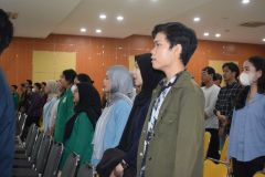 Mahasiswa sedang menyanyikan lagu Indonesia Raya dan Mars Unas dalam pembukaan acara Seminar Nasional Unas Fest 2023, di Ruang Aula Unas Blok I Lt 4,  Senin, 4 Desember 2023.
