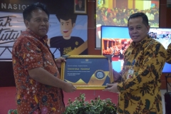 Pemberian sertifikat kepada UNAS dari Kanwil DJP Jaksel II