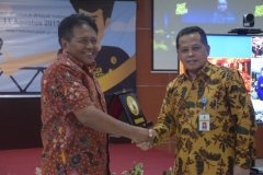 pemberian piagam penghargaan dari Kakanwil DJP Jaksel II kepada UNAS