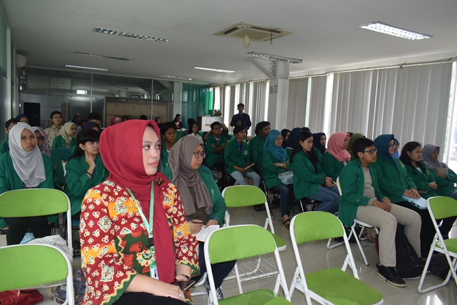 ibu Adilita dan para mahasiswa dari program studi sosiologi sedang mendengarkan paparan materi dalam seminar sosiologi