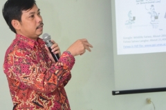 Dr. Fachrudin Mangunjaya saat pemaparan seminar