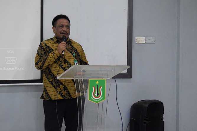 Dekan-Fakultas-Hukum-Prof.-Dr.-Basuki-Rekso-Wibowo-S.H.-M.Si_.-sedang-memberikan-sambutan-dalam-acara-seminar.
