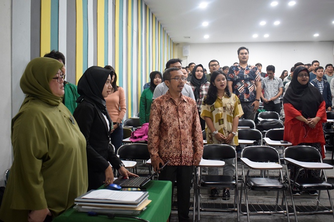 para-peserta-seminar-sedang-menyanyikan-lagu-Indonesia-Raya