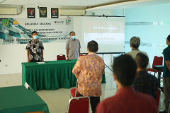 Para peserta menyanyikan lagu Indonesia Raya pada pembukaan kegiatan