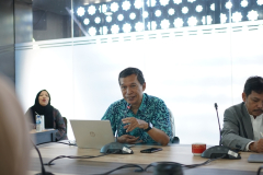 Dekan FBP periode sebelumnya, Dr. Tatang Mitra Setia, M.Si. sedang memberikan sambutannya dalam kegiatan Sertijab Dekan FBP Periode 2024-2028, di Ruang Rapat Cyber Library UNAS, Kamis (25/01)