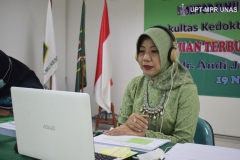 Dr. dr. Andi Julia Rifiana, M.Kes. sedang membacakan ringkasan disertasinya kepada promotor dan penguji, di Jakarta (19/11).