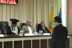 pembacaan hasil sidang doktoral dari Wakil Rektor Bidang Administrasi Umum, Keuangan, dan SDM , Prof. Dr. Drs. Eko Sugiyanto, M.Si