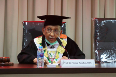 Ketua Sidang Prof. Dr. Umar Basalim, DES. saat mempimpin sidang senat terbuka doktor
